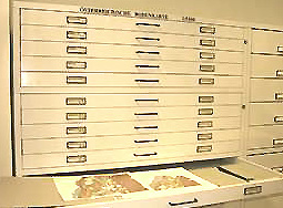 Kartenschrank mit sterreichischer Bodenkarte